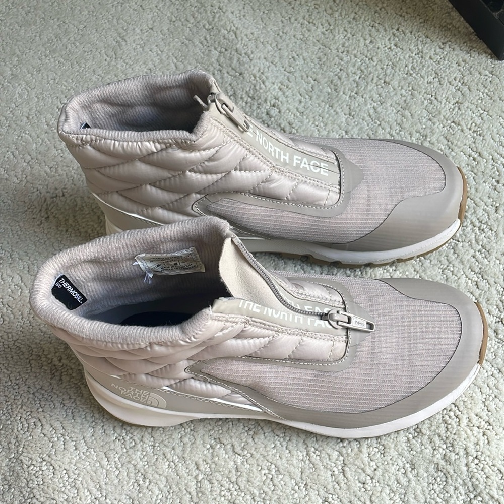 NEW -THE NORTH FACE Women’s  Thermoball  Zip boots. Size US 5. Color = Tan